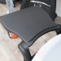Po stranách grilovacej vane sú šikovné vyklápacie stolčeky na odkladanie rôznych grilovacích pomôcok.