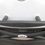 Ergonomické madlo pripevnené k poklopu.