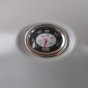 V poklope je zabudovaná termosonda pre presné meranie teploty vo vnútri grilu.