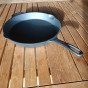 Liatinová panvica Valhal Outdoor 30cm s rukoväťou