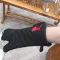 Grilovacia rukavica s červeným kotlovým grilom, čierna