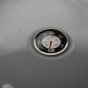 Vo veku je zabudovaná termosonda pre jednoduché meranie teploty vnútri grilu.