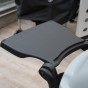 Bočné sklápacie stolčeky slúžia na odkladanie rôznych grilovacích pomôcok.