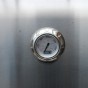 V poklope je zabudovaná termosonda pre jednoduché a rýchle meranie teploty vo vnútri grilu.