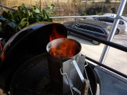 Použitím zapaľovacieho komína výrazne urýchlite prípravu vášho kotlového grilu.