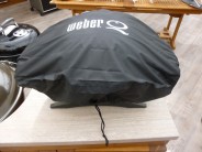 Weber Q 1200 s ochranným obalom.