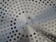 Pootočte nádobkou tak, aby sa pätičky malej kovovej doštičky dostali do tejto polohy. Nádobka potom pôjde ľahko vybrať.