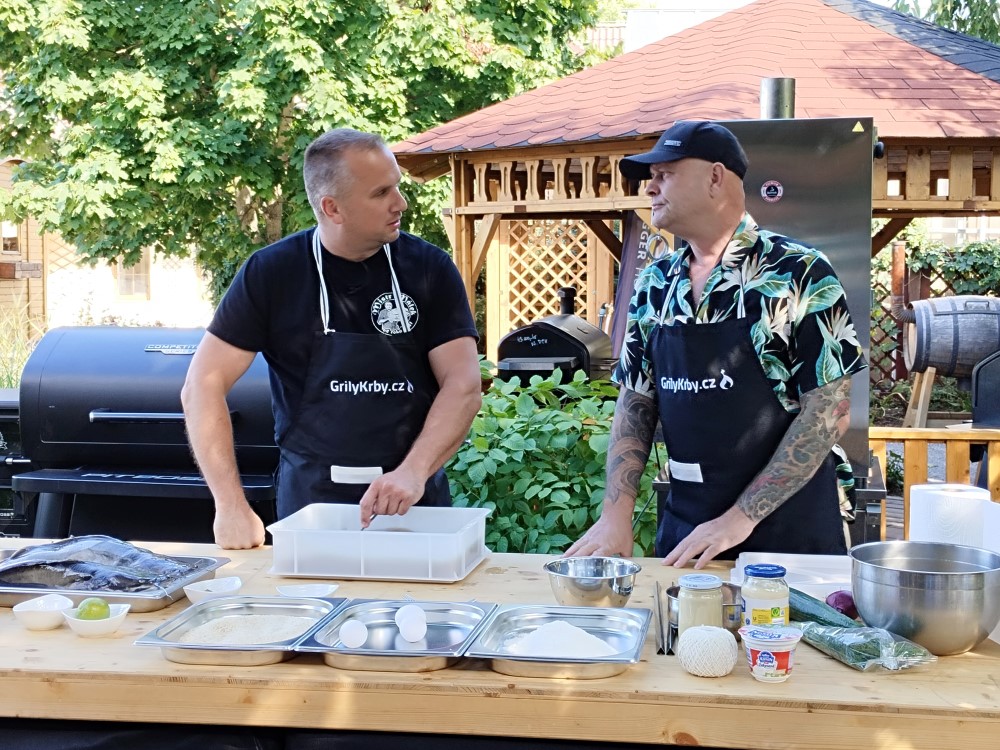 Chutí africký sumček lepšie z grilu alebo údený? Opýtali sme sa našich majstrov – Honzu Málka a Martina Lacinu