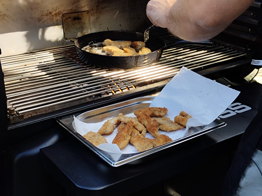 Chutí africký sumček lepšie z grilu alebo údený? Opýtali sme sa našich majstrov – Honzu Málka a Martina Lacinu