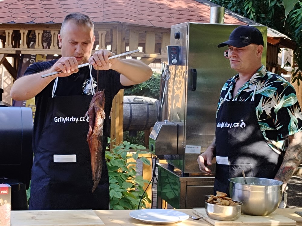 Chutí africký sumček lepšie z grilu alebo údený? Opýtali sme sa našich majstrov – Honzu Málka a Martina Lacinu