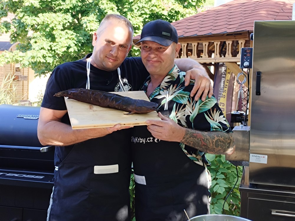 Chutí africký sumček lepšie z grilu alebo údený? Opýtali sme sa našich majstrov – Honzu Málka a Martina Lacinu