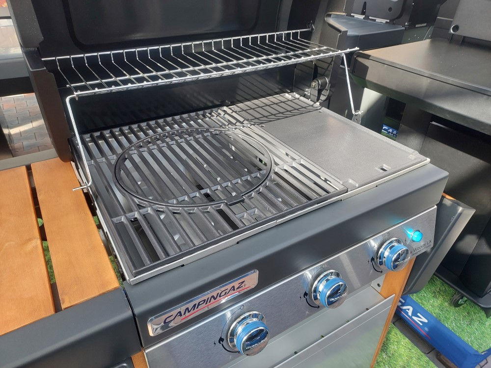 Prečo má gril Campingaz 3 Series Woody LX na pravej strane grilovaciu dosku?