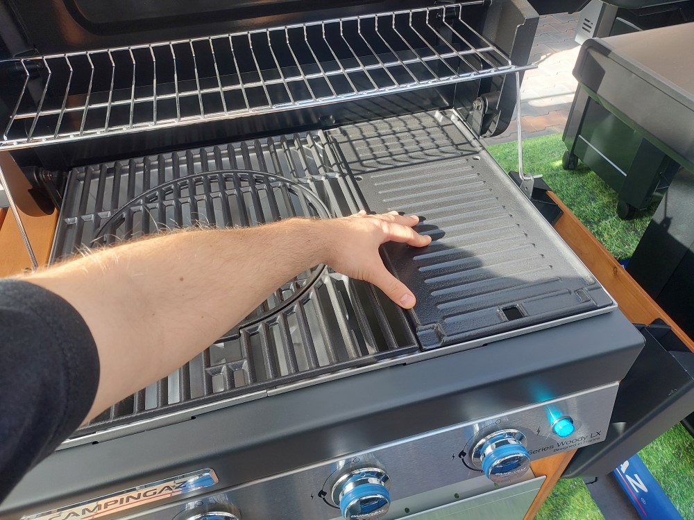 Prečo má gril Campingaz 3 Series Woody LX na pravej strane grilovaciu dosku?