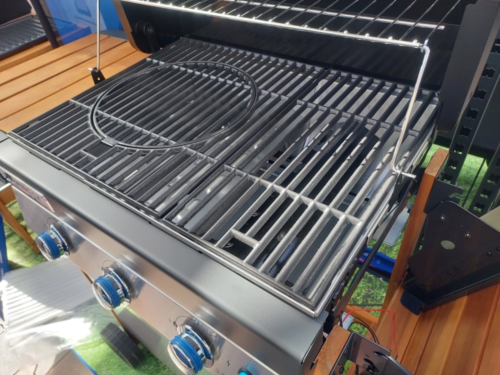 Prečo má gril Campingaz 3 Series Woody LX na pravej strane grilovaciu dosku?