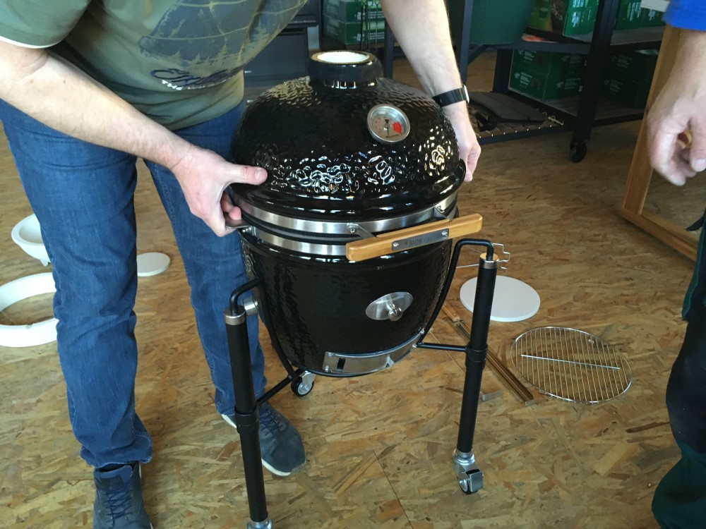 Aké vybavenie je súčasťou grilu Monolith Junior PRO-Serie 2.0 so stojanom?