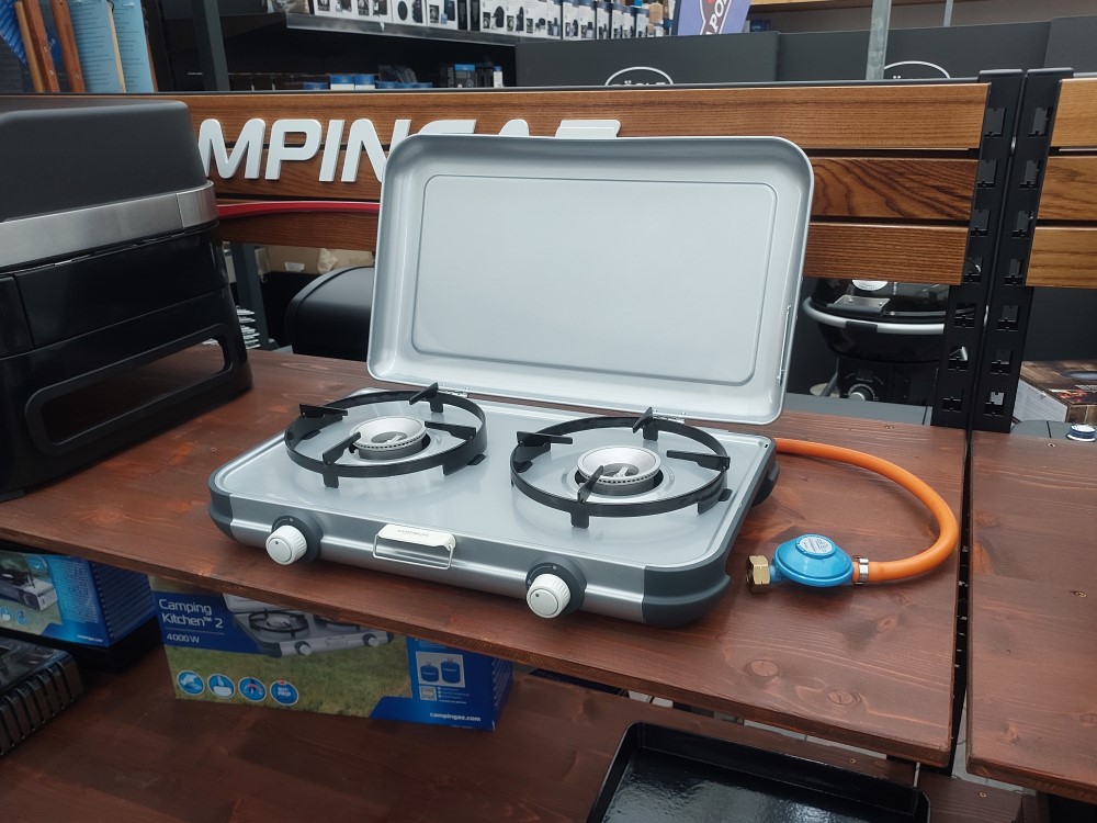 Aké zapaľovanie má varič Camping Kitchen 2?