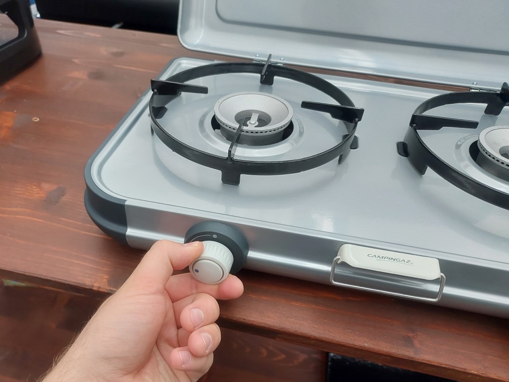 Aké zapaľovanie má varič Camping Kitchen 2?