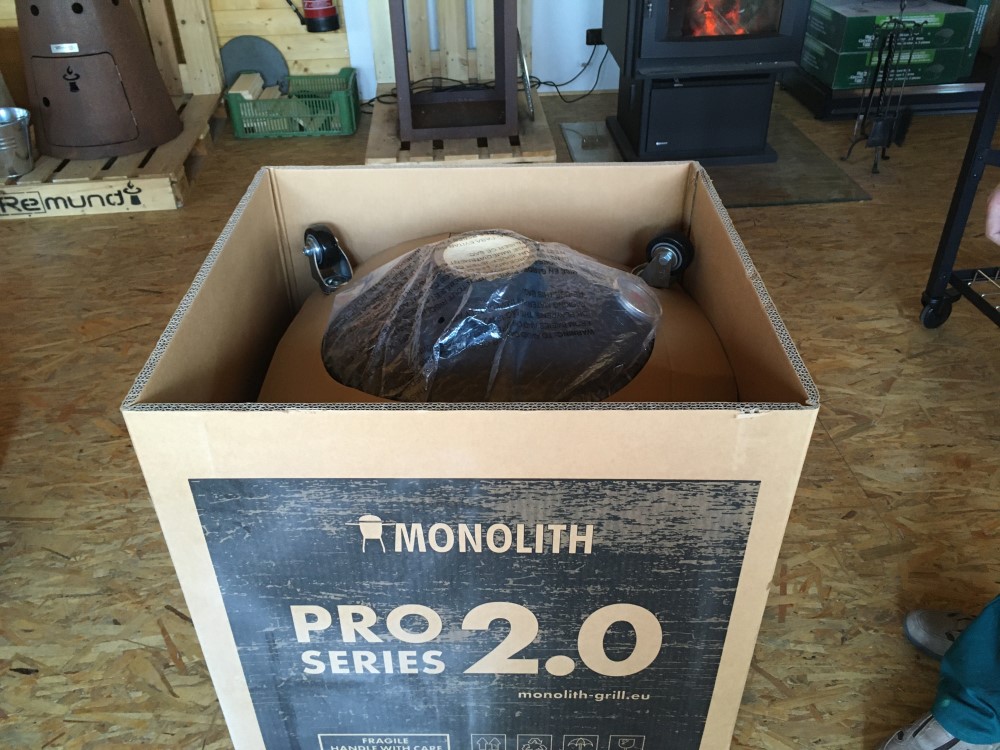 Ako je zabalený gril Monolith Classic PRO-Serie 2.0 so stojanom?