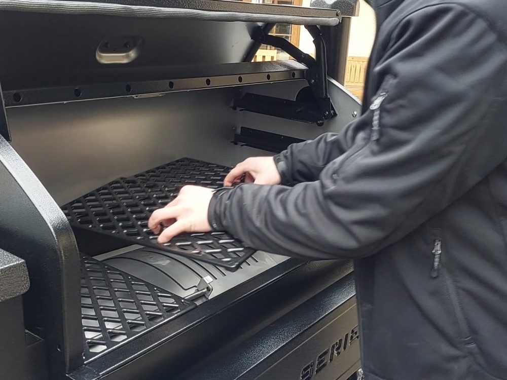 Ako pasuje grilovacia doska na Peletový gril Pit Boss Pro Series 1600 Wifi?