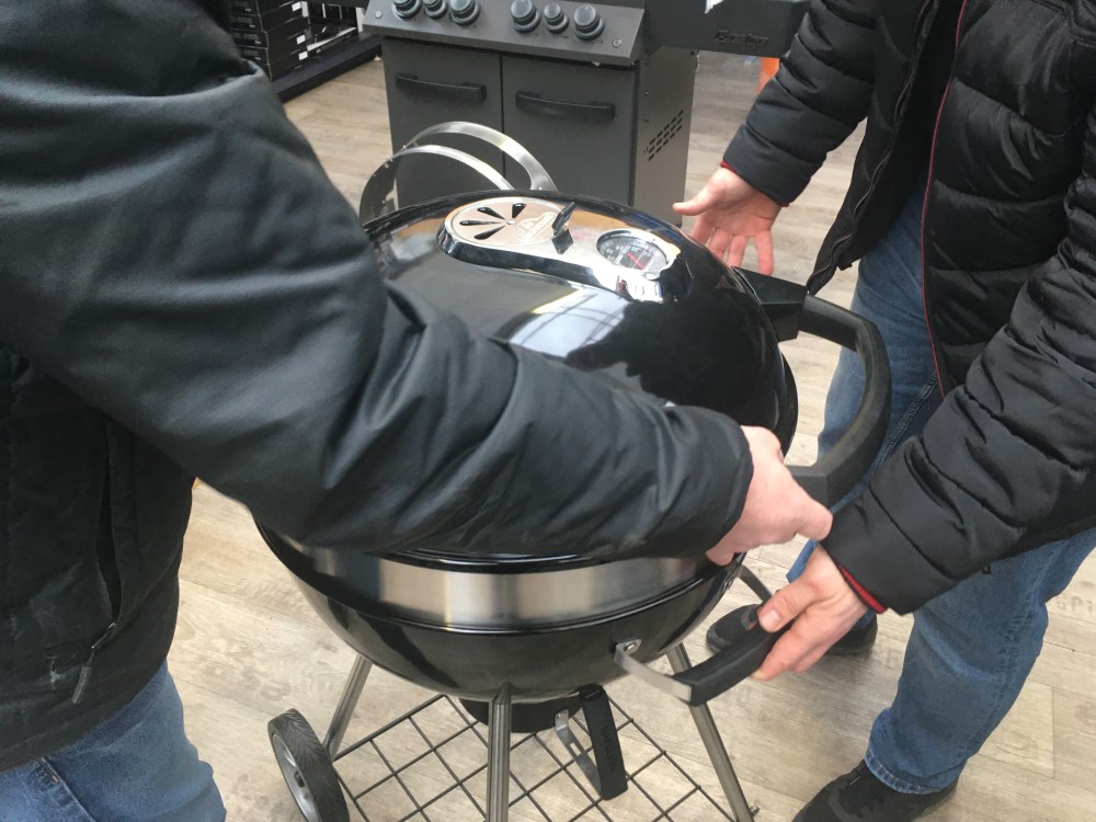 Ako primontovať otáčací špíz ku grilu na drevené uhlie Napoleon?