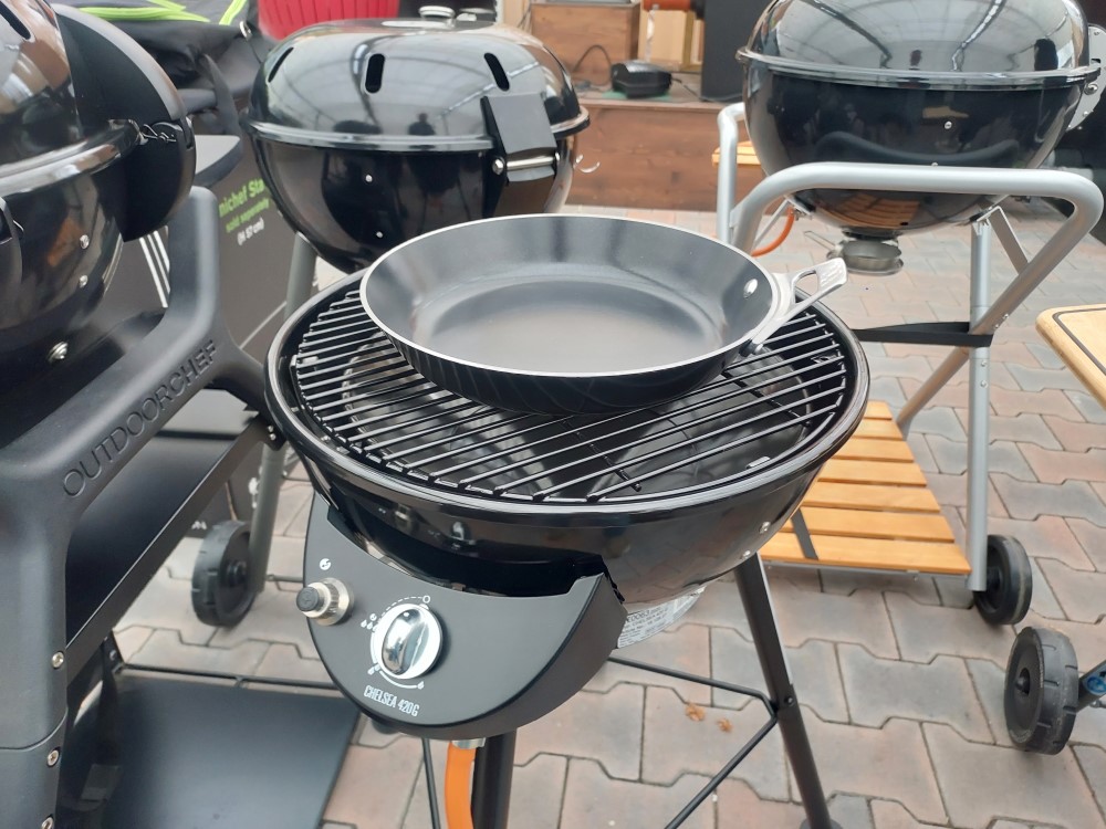 Ako sa líši priestor medzi vekom a roštom pri grile Outdoorchef Chelsea 420 G a Outdoorchef Chelsea 480 G?