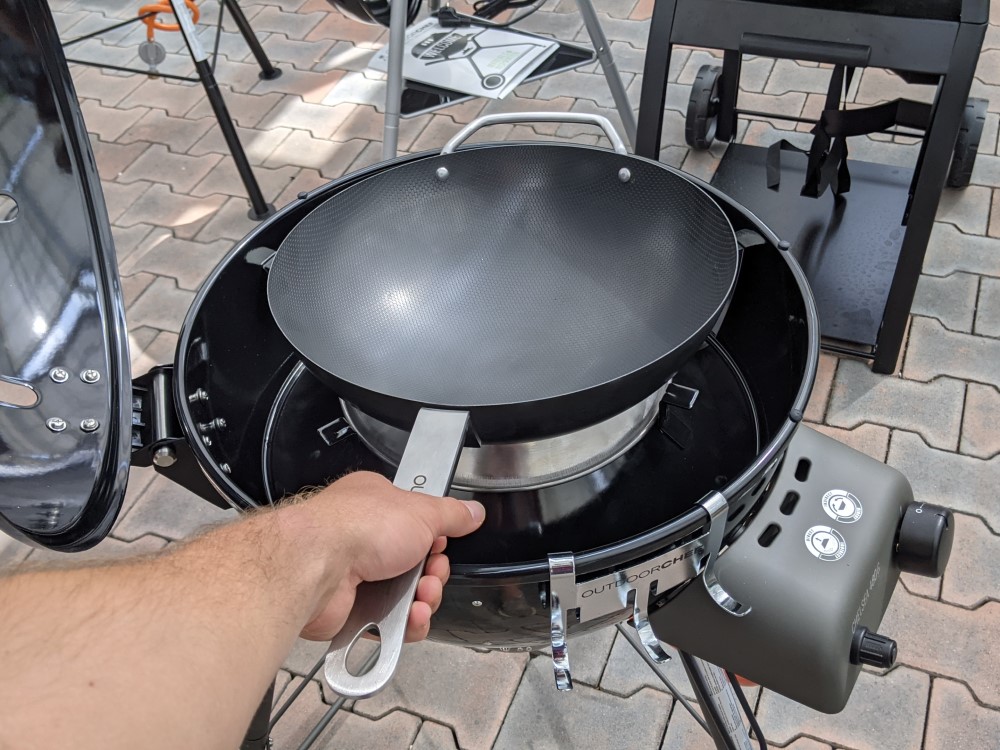 Ako sa používa wok panvica na plynových griloch Outdoorchef?