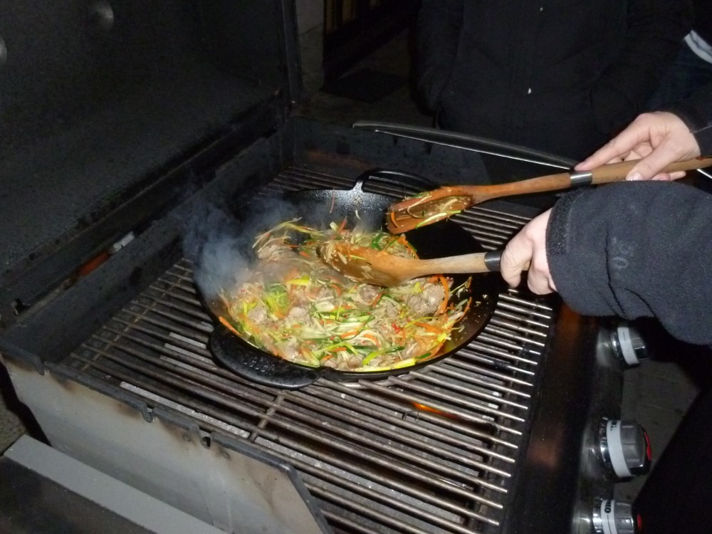 Ako sa používa wok panvica na plynových griloch Outdoorchef?