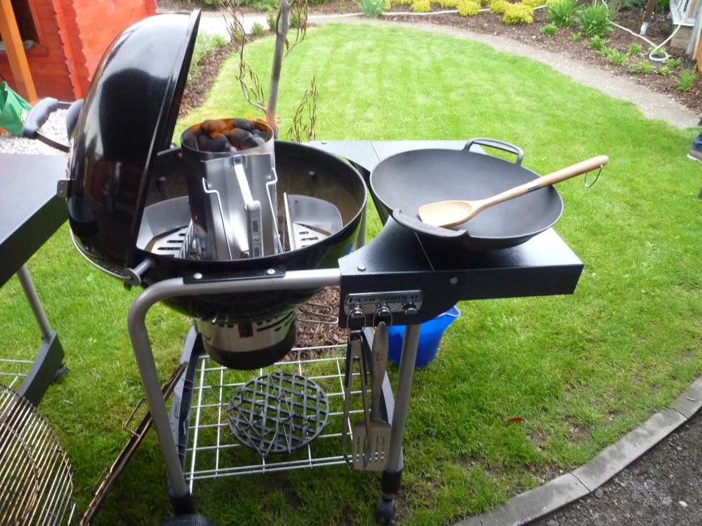 Aký bočný stolík pasuje ku grilu na drevené uhlie Napoleon Charcoal Kettle 57 cm?