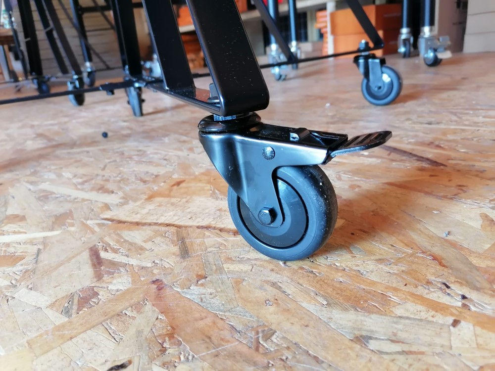 Je ľahké premiestňovať a manipulovať s kamadom grilom PitBoss?