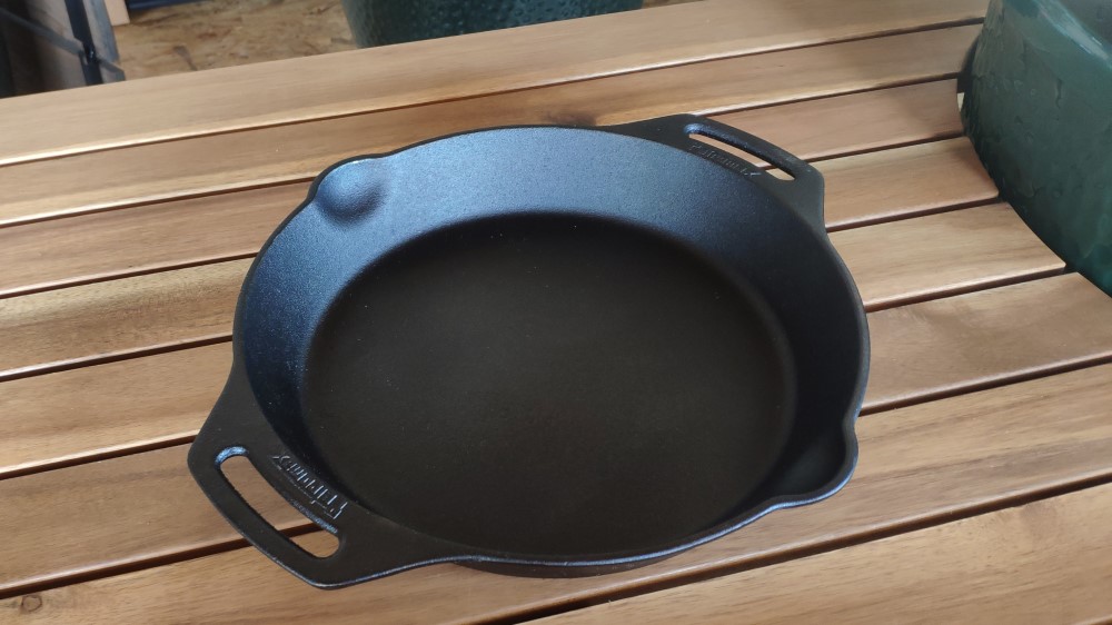 Je možné liatinovú panvicu Lodge používať v grile pri teplotách nad 250 °C?