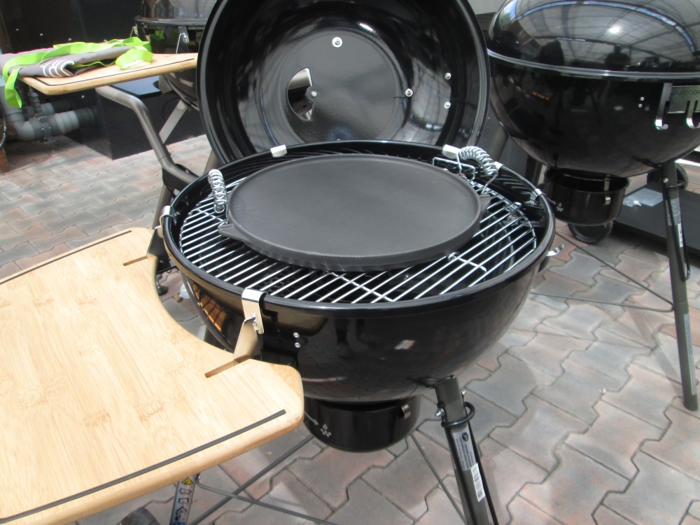 Je možné obojstrannú liatinovú grilovaciu dosku Outdoorchef 420 použiť aj na grile na drevené uhlie?
