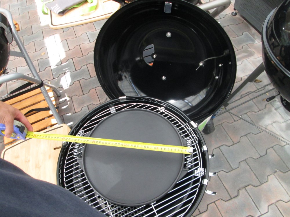 Je možné obojstrannú liatinovú grilovaciu dosku Outdoorchef 420 použiť aj na grile na drevené uhlie?