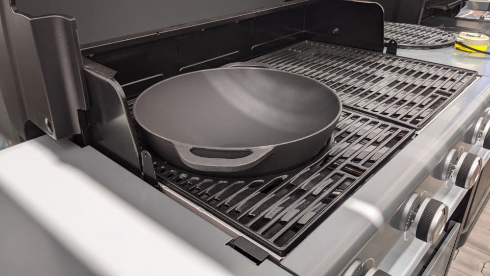 Je možné použiť panvicu Culinary Modular Cast Iron Wok na rošte bez vymeniteľného stredu?