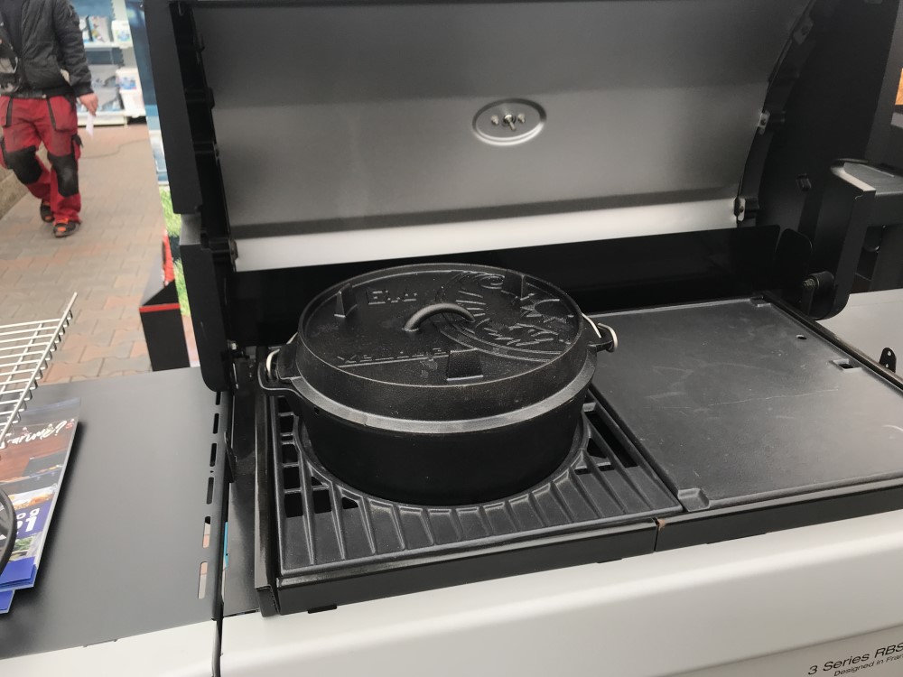 Je možné použiť panvicu Culinary Modular Cast Iron Wok na rošte bez vymeniteľného stredu?