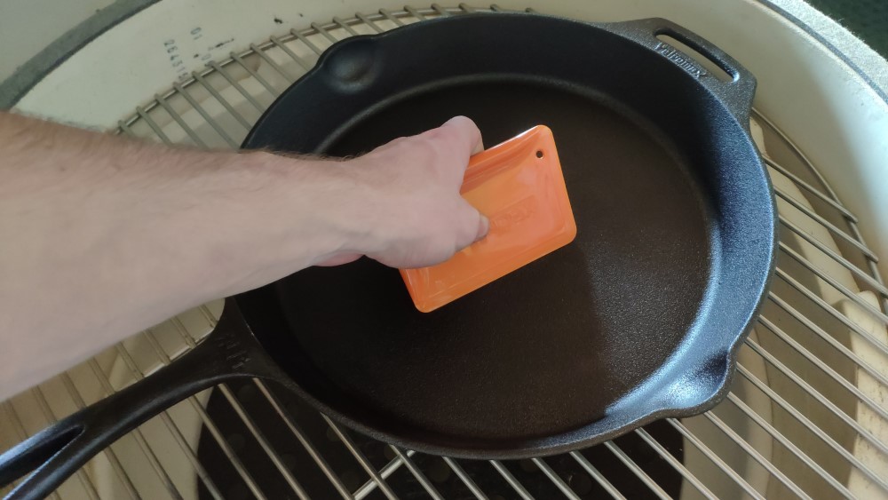 Je možné používať liatinovú grilovaciu dosku Rösle Videro na otvorenom ohni?