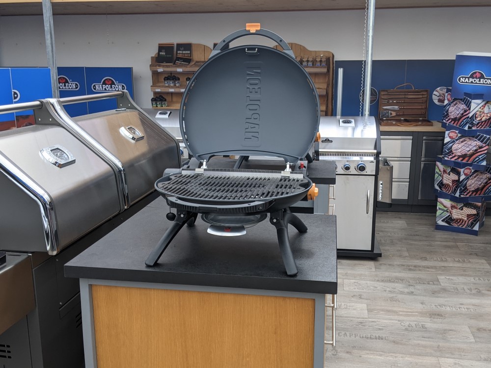 Je súčasťou balenia grilu Napoleon Travel TQ225 prípojka na 2 kg plynovú fľašu?