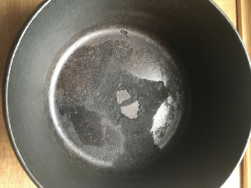 Ktorú grilovaciu liatinovú panvicu môžem použiť na otvorenom ohni?