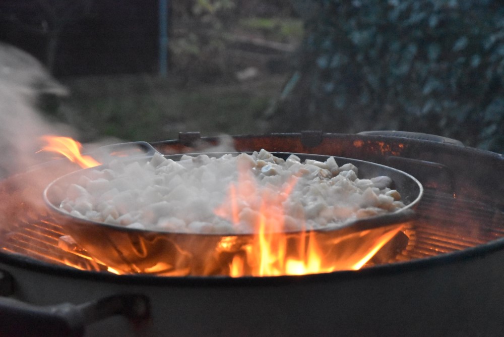 Ktorú grilovaciu liatinovú panvicu môžem použiť na otvorenom ohni?