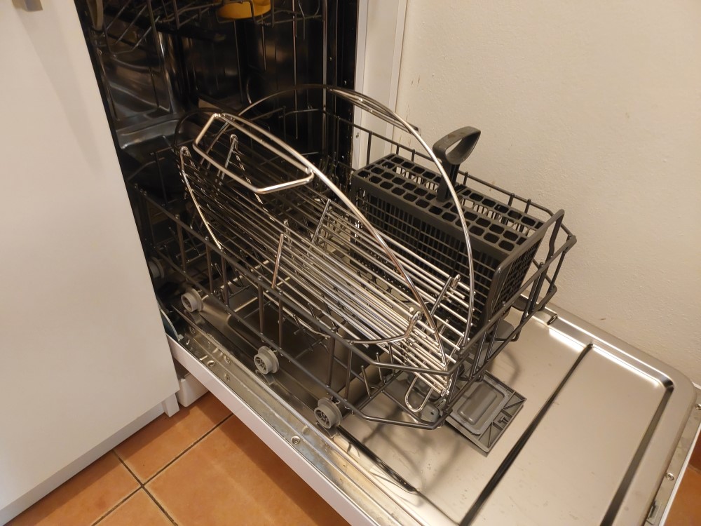 Môžem dať nerezový rošt grilu na drevené uhlie Rösle F60 po použití do umývačky?