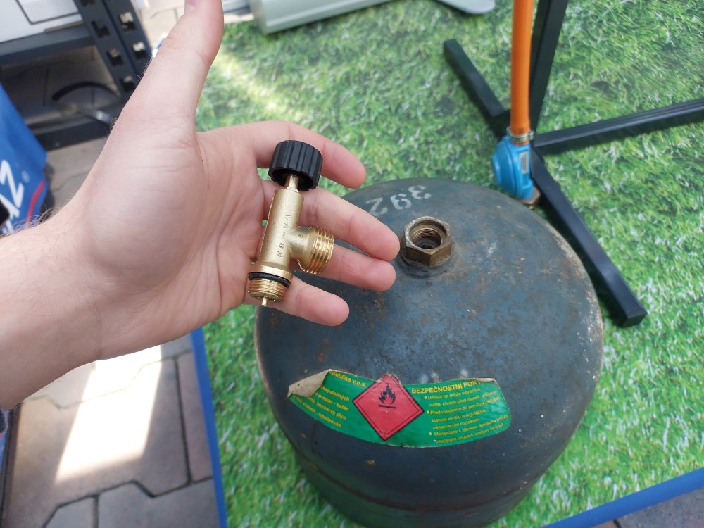Môžem pripojiť dvojplatničkový varič Campingaz k 2 kg PB fľaši?
