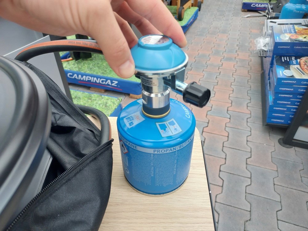 Môžem pripojiť dvojplatničkový varič Campingaz k 2 kg PB fľaši?