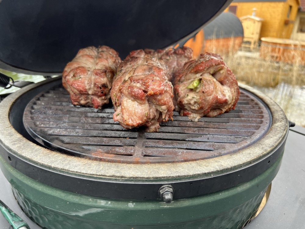 Aké základné príslušenstvo je potrebné na keramický gril?