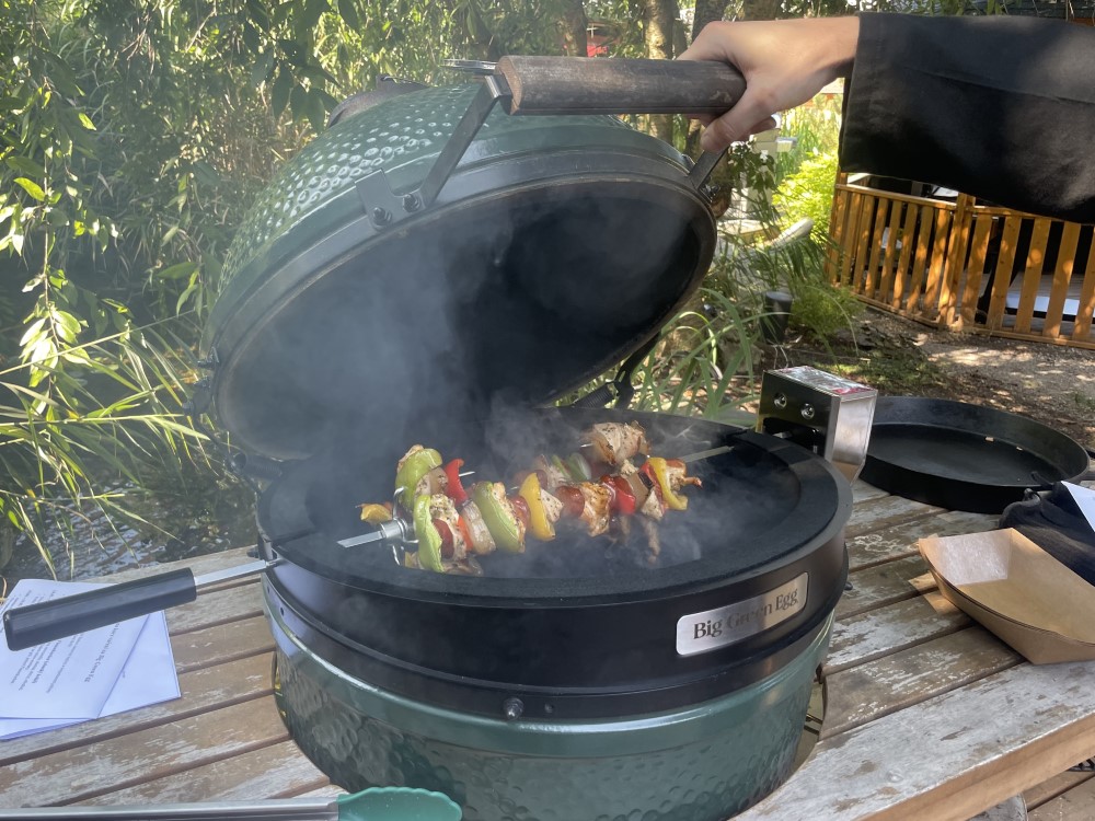 Aké základné príslušenstvo je potrebné na keramický gril?