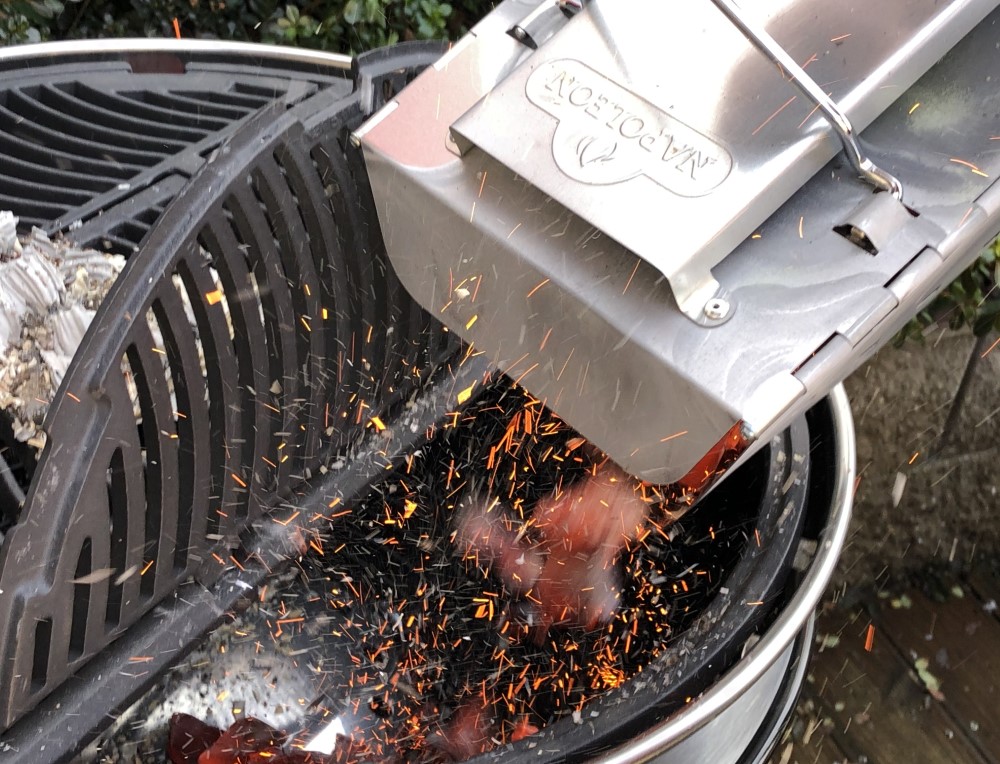 Aké základné vybavenie potrebujem ku grilu na drevené uhlie?