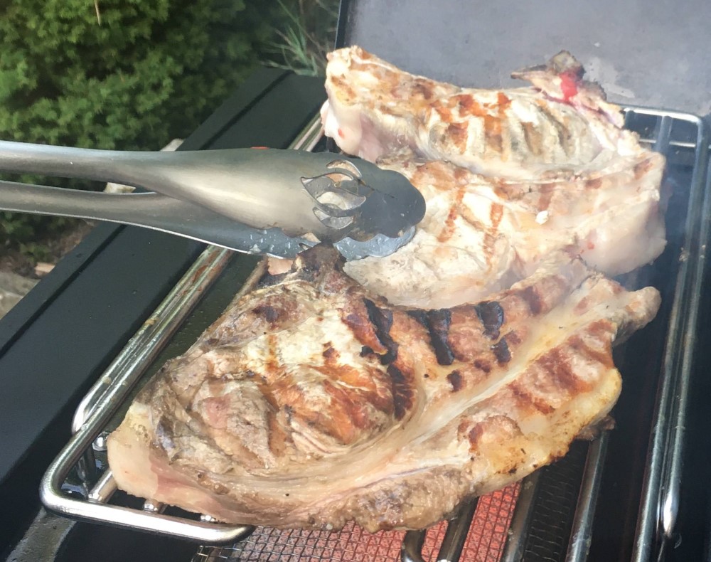 Aké základné vybavenie potrebujem ku grilu na drevené uhlie?