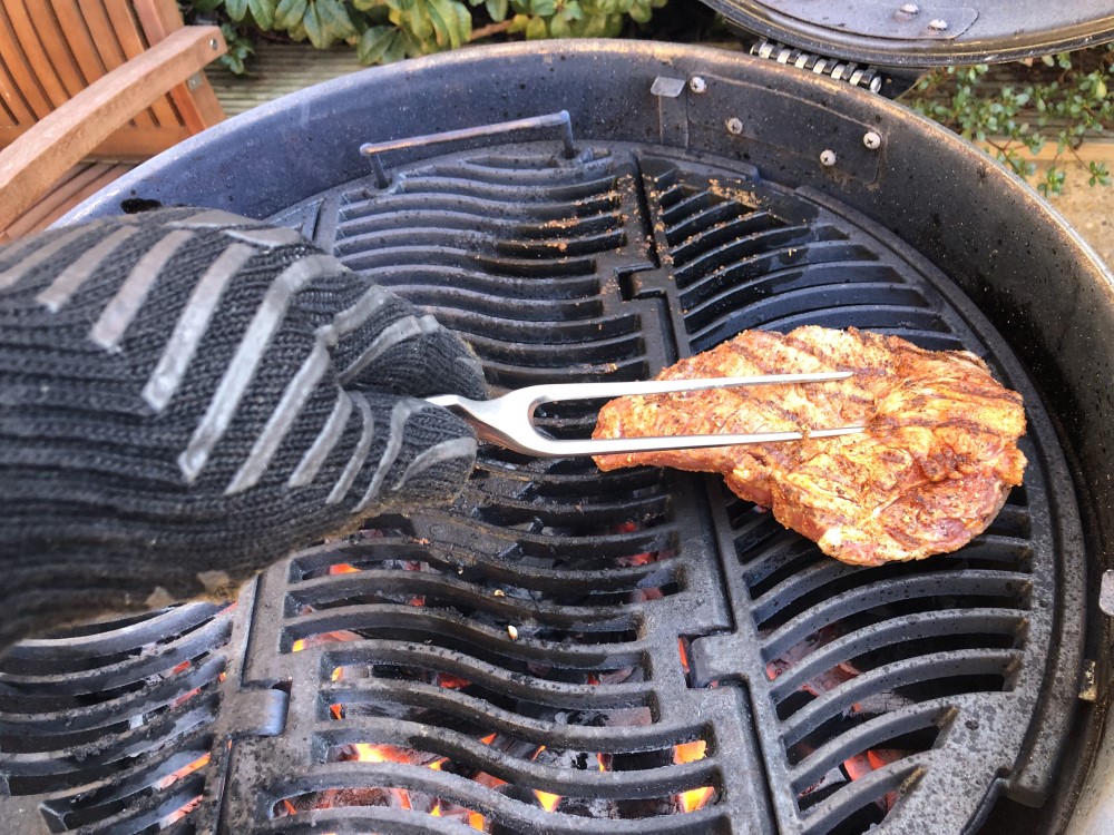 Aké základné vybavenie potrebujem ku grilu na drevené uhlie?