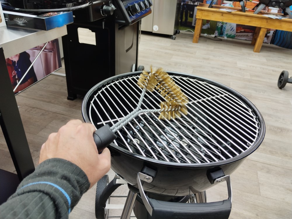 Ako mám vykonávať údržbu grilu na drevené uhlie po každom grilovaní?