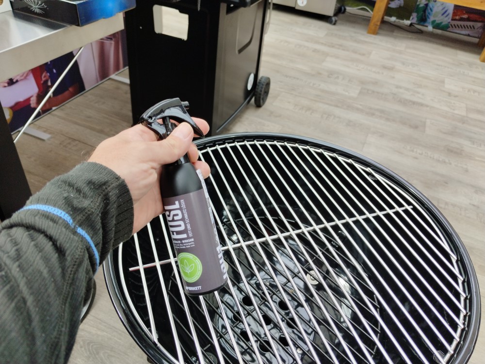 Ako mám vykonávať údržbu grilu na drevené uhlie po každom grilovaní?