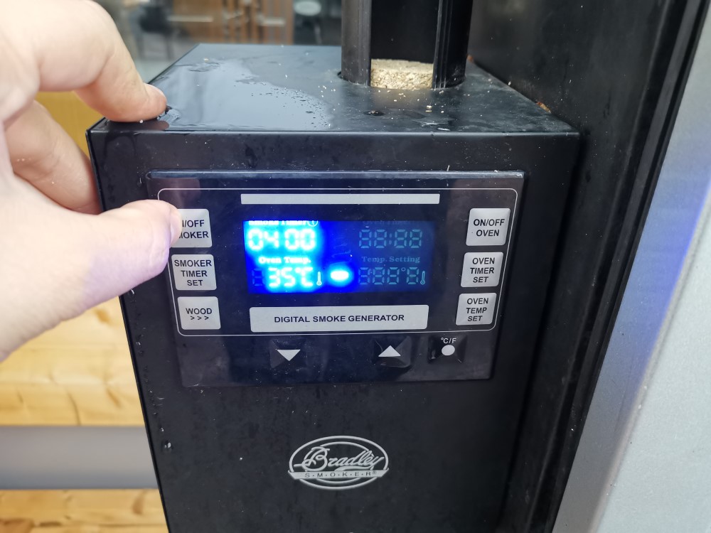 Ako správne údiť v elektrickej udiarni Bradley Smoker Digital 6?