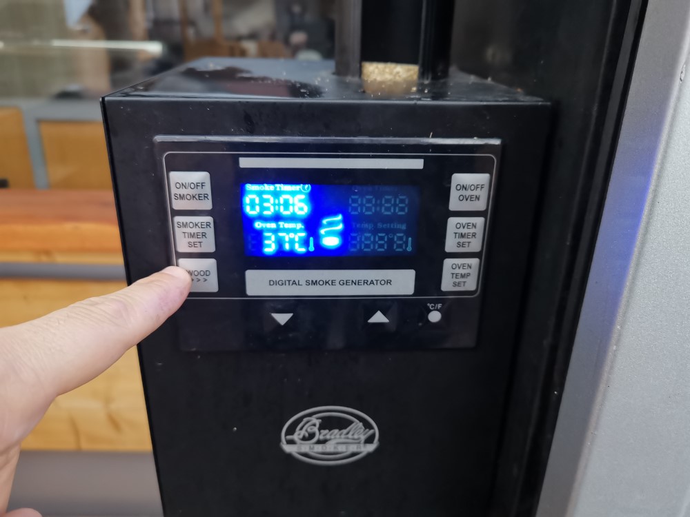 Ako správne údiť v elektrickej udiarni Bradley Smoker Digital 6?